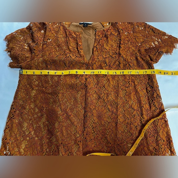 J. CREW Ochre lace flutter sleeve top size XS. - Picture 12 of 13